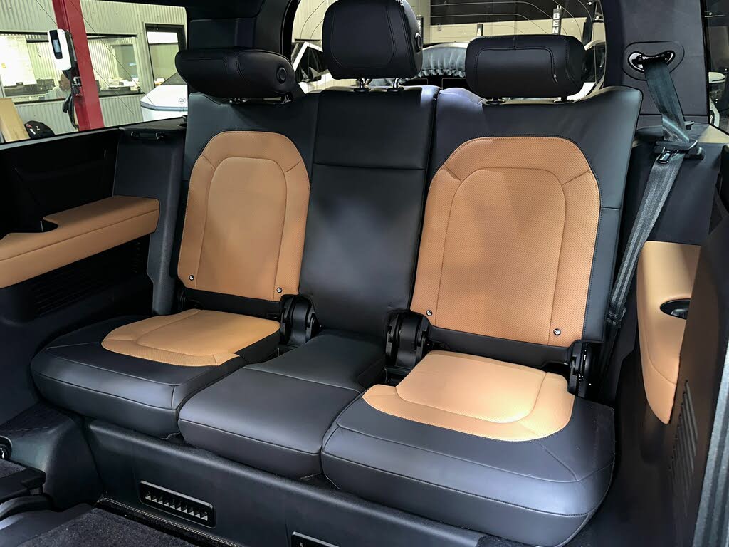 2023 Land Rover Defender 130 X-Dynamic SE AWD